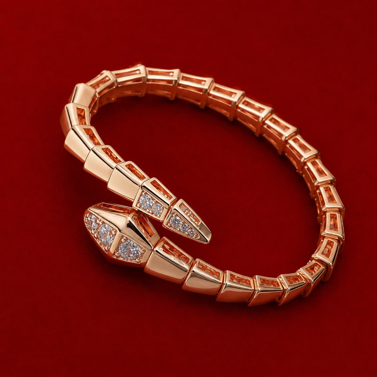 Pulsera estilo Bvlgari Serpenti Seduttori en tono oro rosa con cabeza de serpiente engastada en circonias