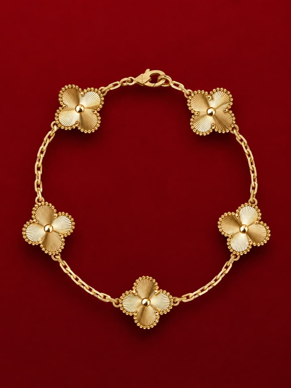 Pulsera estilo Van Cleef & Arpels Alhambra con cinco tréboles dorados de acabado guilloché