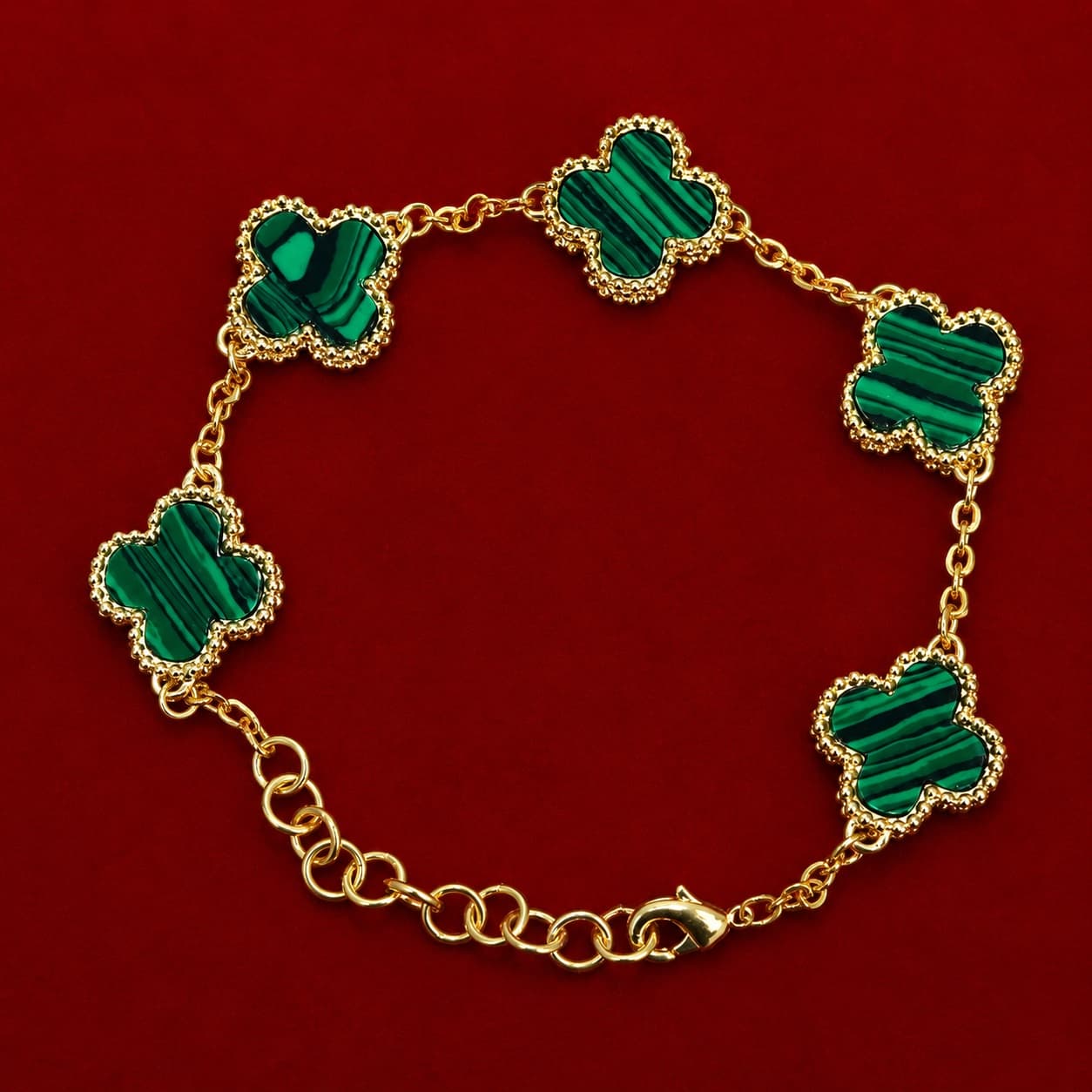 Pulsera estilo Van Cleef & Arpels Alhambra con cinco tréboles de malaquita verde y engaste dorado