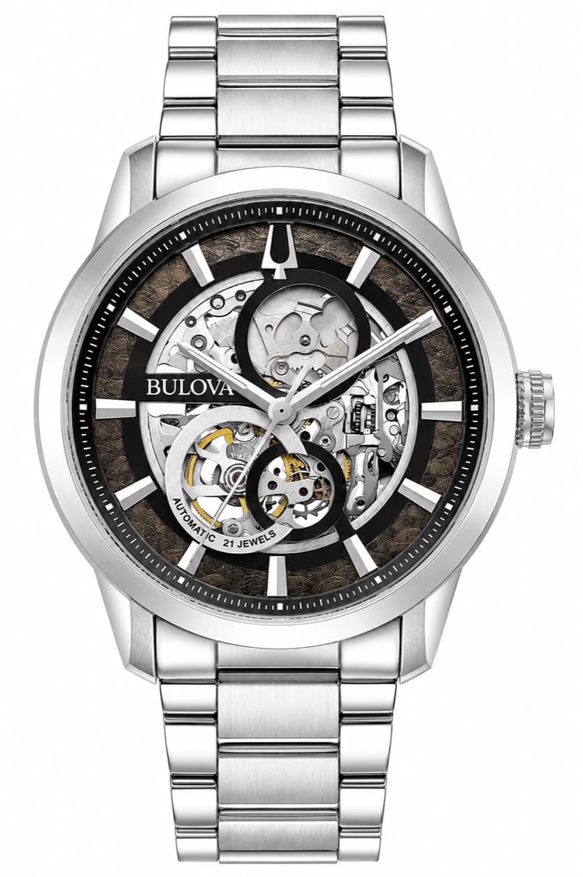 Reloj Bulova automático con esfera esqueleto sobre fondo café y brazalete de acero