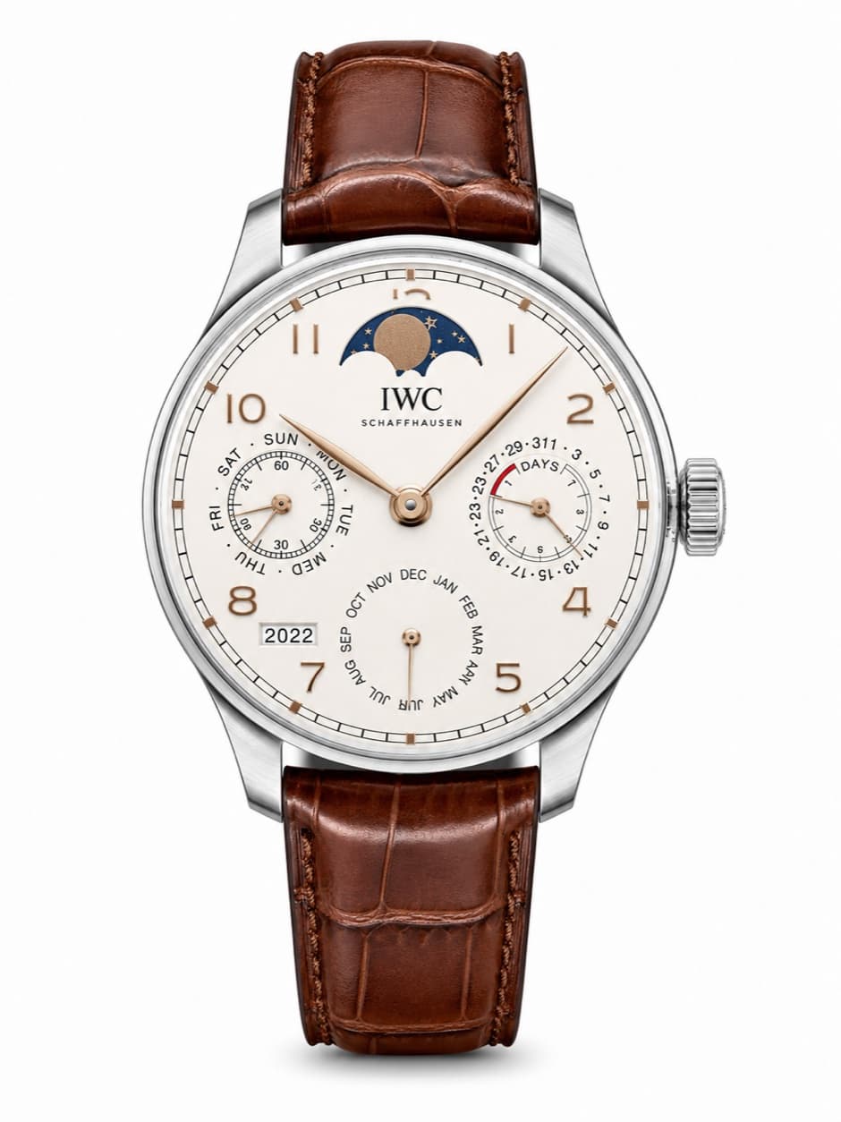 Reloj IWC Portugieser Perpetual Calendar con esfera crema, fase lunar y correa de cuero café