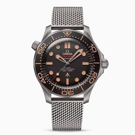 Reloj Omega Seamaster Diver 300M de esfera oscura y brazalete mesh